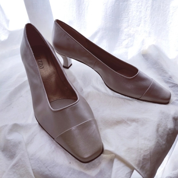 EUC PRETTY Taupe Pearlisent Pumps with Small Block Heel 😍 - Picture 2 of 5